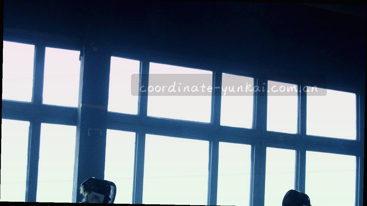 北京天际线剪影与荧光绿数据曲线交叉